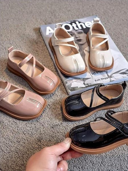 Takjakinnitusega ja lameda tallaga vabaajajalatsid tüdrukutele