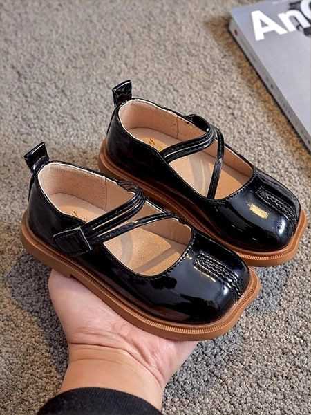 Takjakinnitusega ja lameda tallaga vabaajajalatsid tüdrukutele