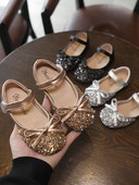 Säravate osakeste ja takjakinnitusega vabaaja lastejalatsid