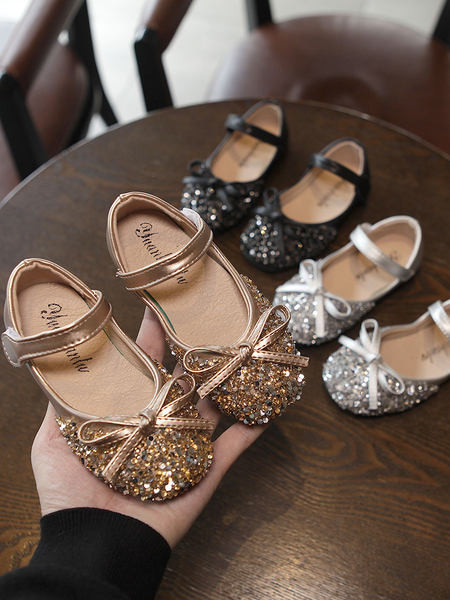 Säravate osakeste ja takjakinnitusega vabaaja lastejalatsid