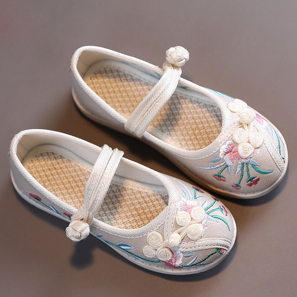 Mūsdienīgi bērnu apavi ar izšuvuma tipa čībām