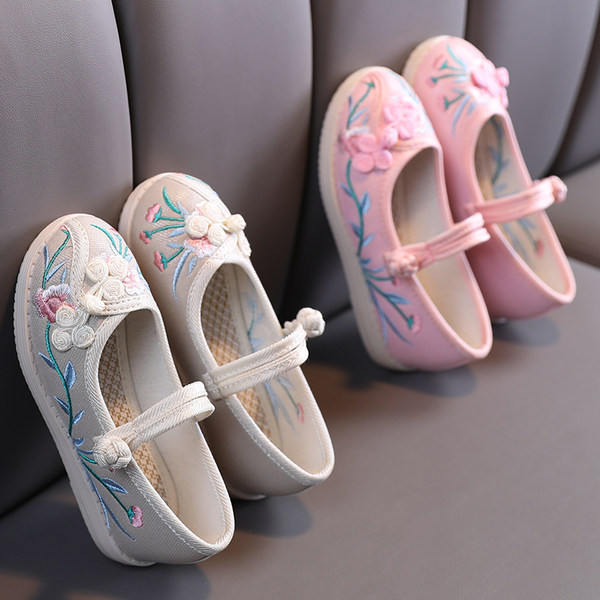 Mūsdienīgi bērnu apavi ar izšuvuma tipa čībām