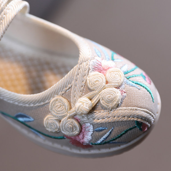 Mūsdienīgi bērnu apavi ar izšuvuma tipa čībām