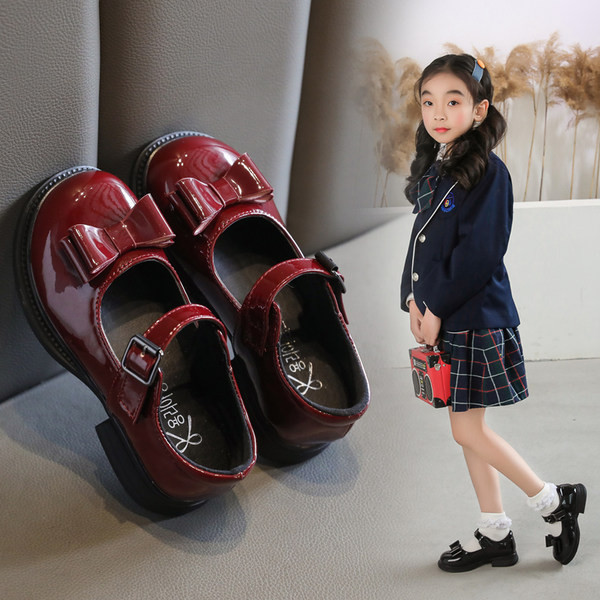 Vabaajalised madala paksu kontsaga lakknahast kingad tüdrukutele