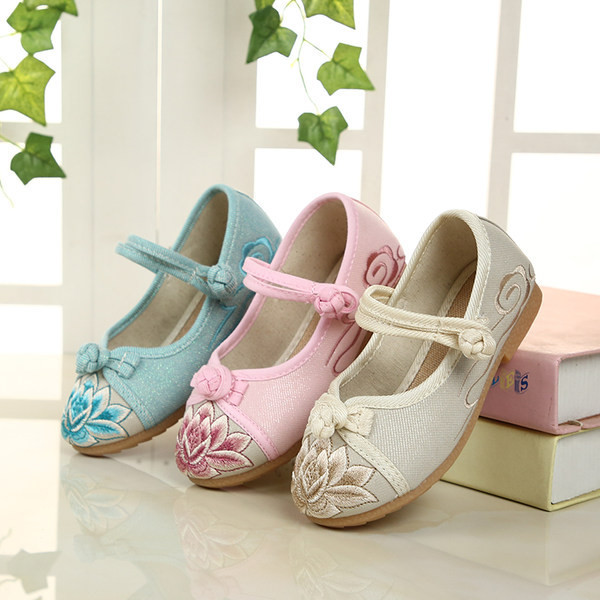 Moodsad lameda tallaga lastejalatsid tüdrukutele