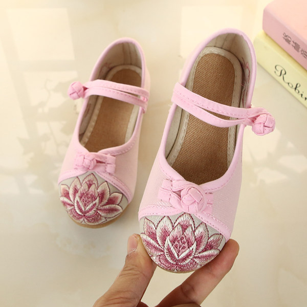 Moodsad lameda tallaga lastejalatsid tüdrukutele