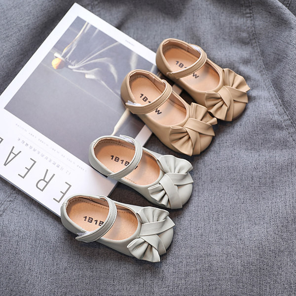 Μοντέρνα casual παπούτσια με δερμάτινη κορδέλα