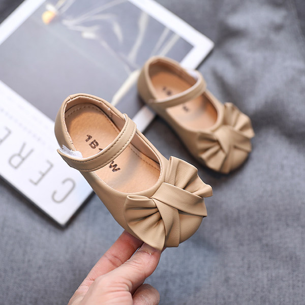 Μοντέρνα casual παπούτσια με δερμάτινη κορδέλα