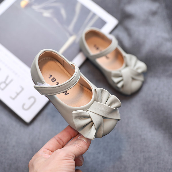 Μοντέρνα casual παπούτσια με δερμάτινη κορδέλα