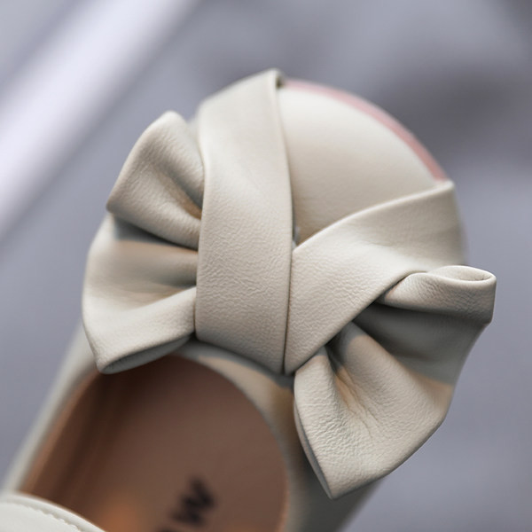 Μοντέρνα casual παπούτσια με δερμάτινη κορδέλα