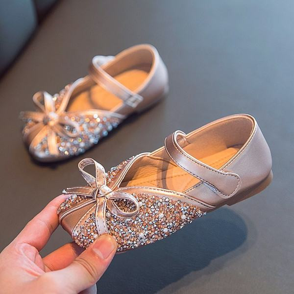 Laste läikivad paela ja litritega kingad