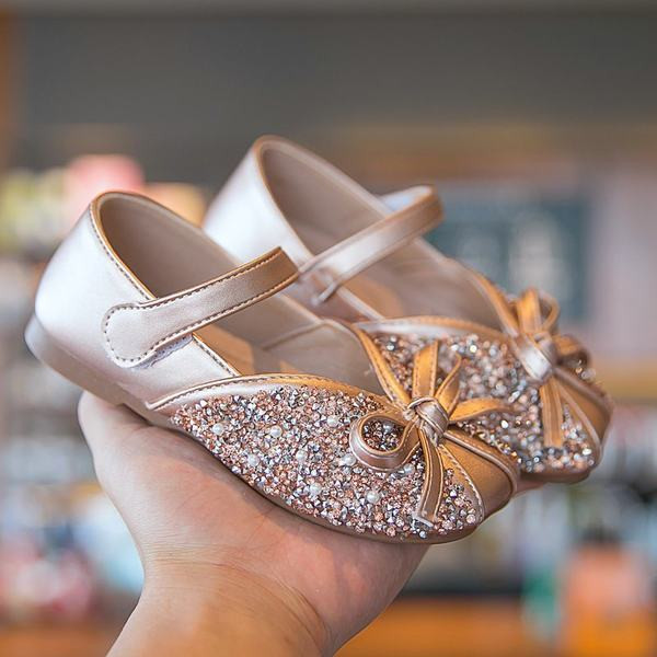 Laste läikivad paela ja litritega kingad