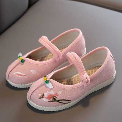 Uus tikanditega lastejalatsite mudel tüdrukutele