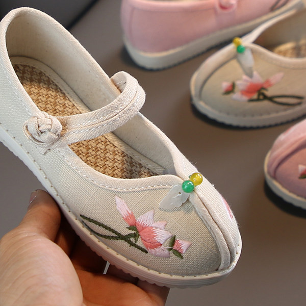 Uus tikanditega lastejalatsite mudel tüdrukutele