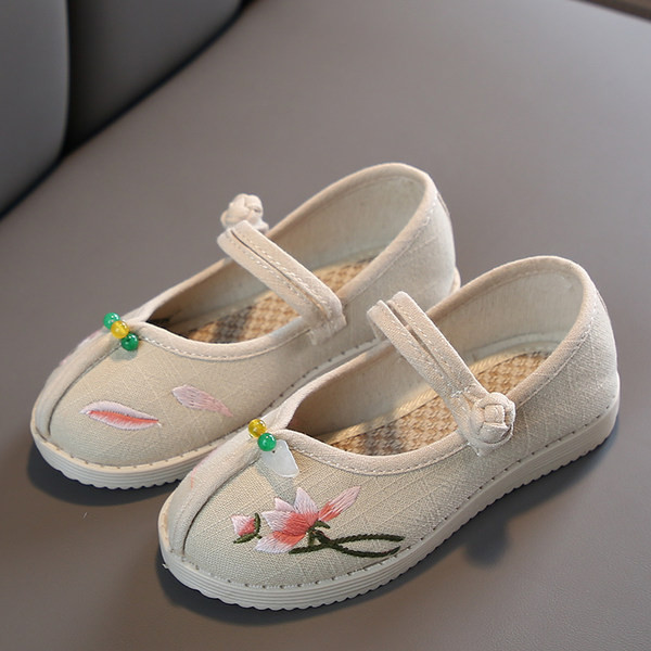 Uus tikanditega lastejalatsite mudel tüdrukutele