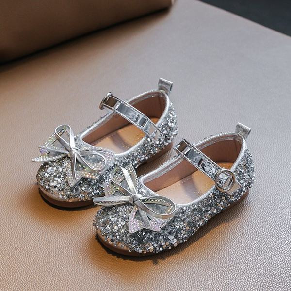 Μοντέρνα παπούτσια για κορίτσια με μπροκάρ και κορδέλα