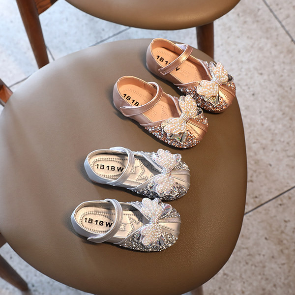 Uus paela ja läikiva efektiga kevadkingad