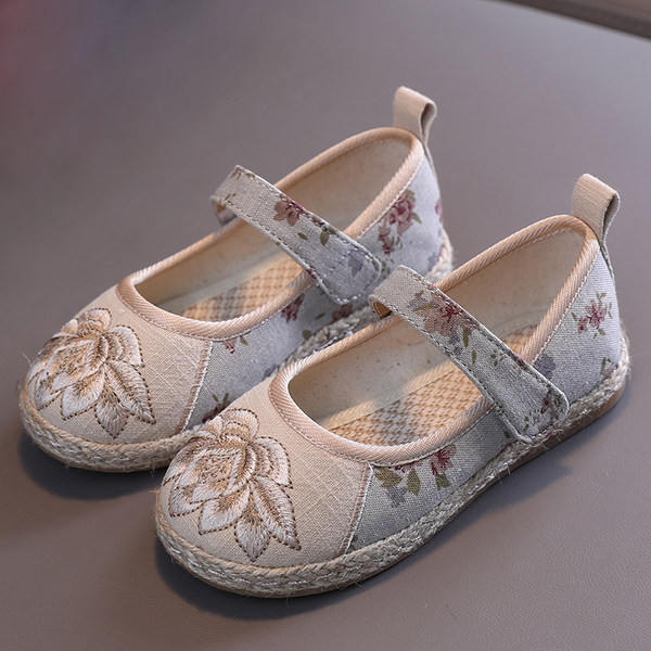 Tikandi ja takjakinnitusega vabaajajalatsid tüdrukutele