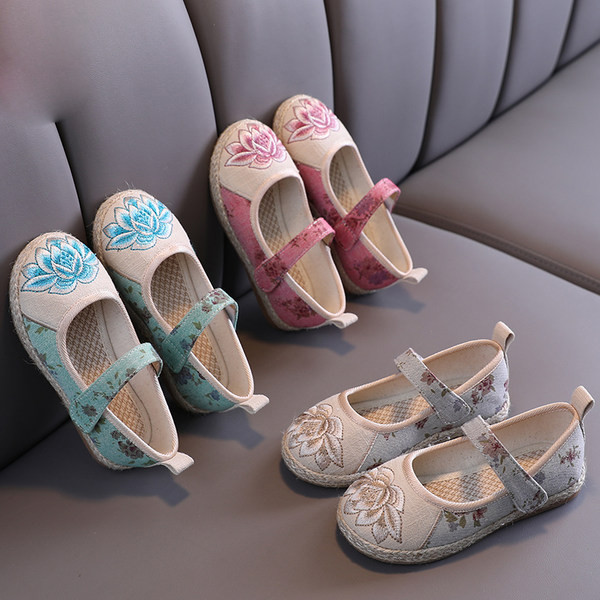 Tikandi ja takjakinnitusega vabaajajalatsid tüdrukutele