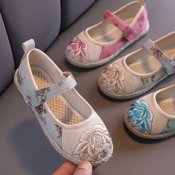 Tikandi ja takjakinnitusega vabaajajalatsid tüdrukutele