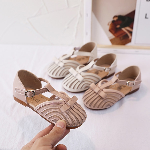 Šiuolaikiški batai mergaitei su sagtimi ir kaspinu