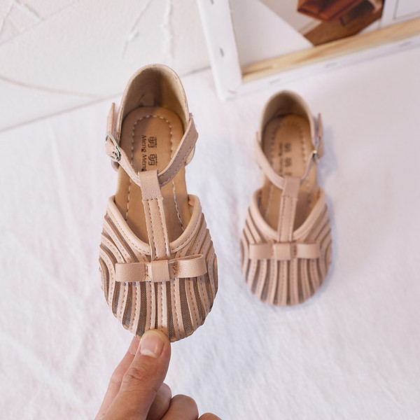 Šiuolaikiški batai mergaitei su sagtimi ir kaspinu