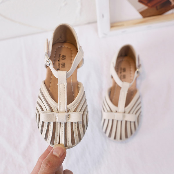 Šiuolaikiški batai mergaitei su sagtimi ir kaspinu