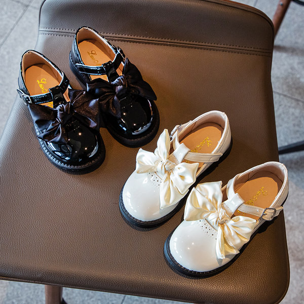 Jauns pavasara-rudens lakādas apavu modelis ar lentīti