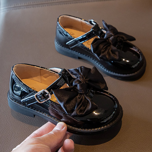 Jauns pavasara-rudens lakādas apavu modelis ar lentīti