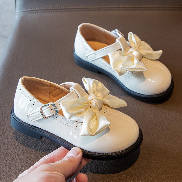 Jauns pavasara-rudens lakādas apavu modelis ar lentīti