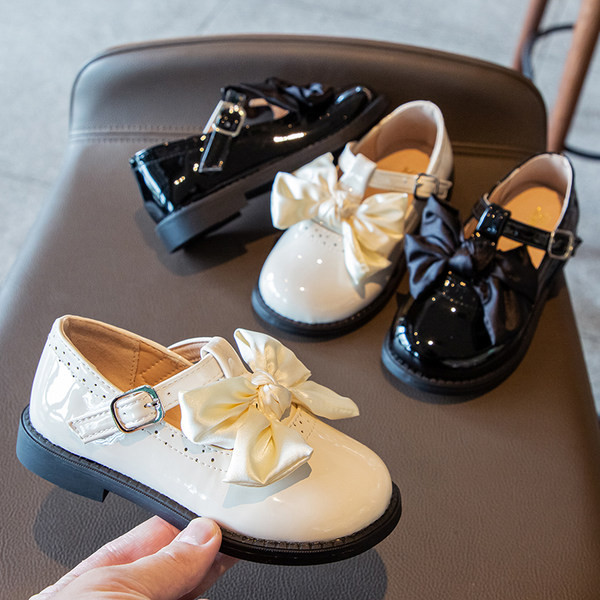 Jauns pavasara-rudens lakādas apavu modelis ar lentīti