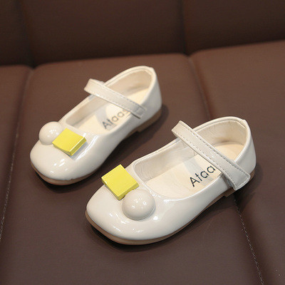 Детски лачени обувки с велкро закопчаване и равна подметка