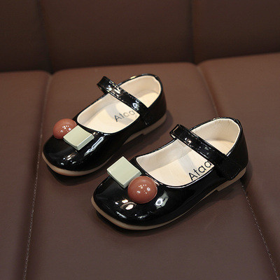 Детски лачени обувки с велкро закопчаване и равна подметка