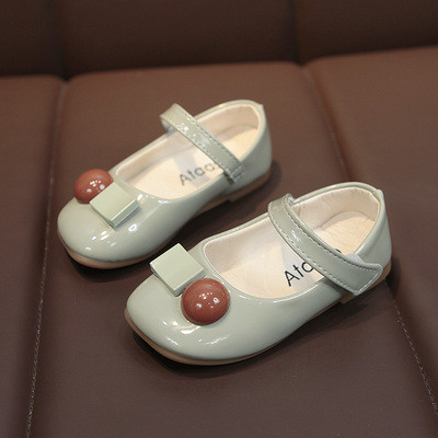 Детски лачени обувки с велкро закопчаване и равна подметка