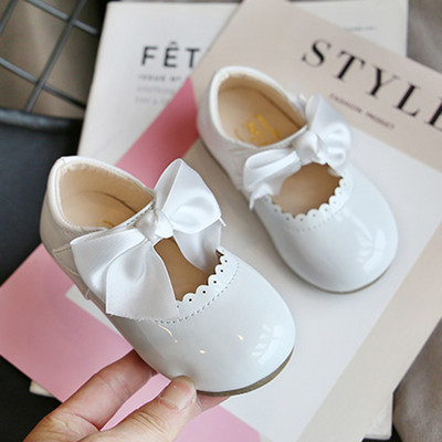 Vaikiški laisvalaikio batai lakuoti su kaspinu