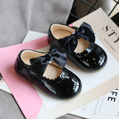 Vaikiški laisvalaikio batai lakuoti su kaspinu