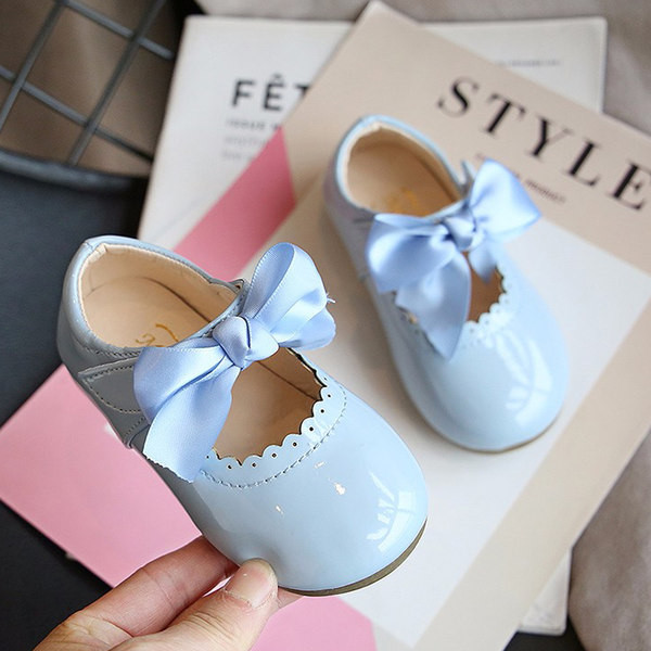 Vaikiški laisvalaikio batai lakuoti su kaspinu