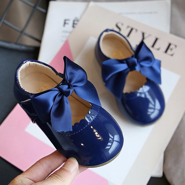 Vaikiški laisvalaikio batai lakuoti su kaspinu