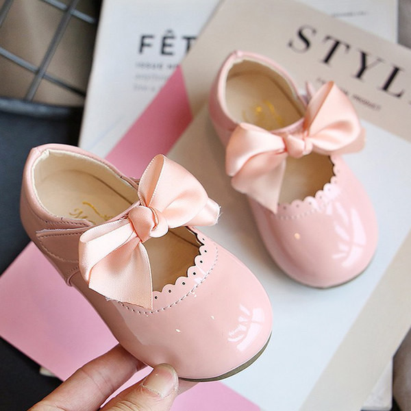 Vaikiški laisvalaikio batai lakuoti su kaspinu