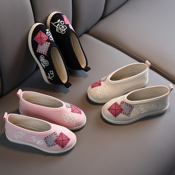 Jauns bērnu apavu modelis ar izšuvumu un plakanu zoli