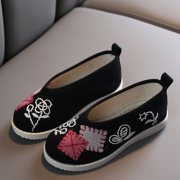 Jauns bērnu apavu modelis ar izšuvumu un plakanu zoli