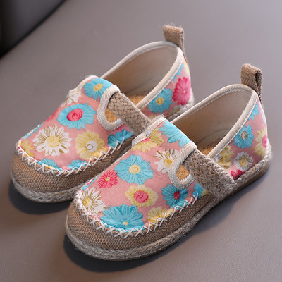 Lillemustriga lastejalatsid tüdrukutele