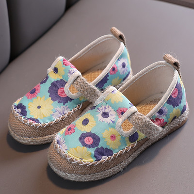 Lillemustriga lastejalatsid tüdrukutele