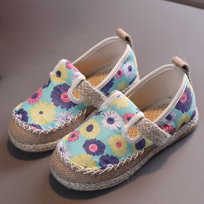 Lillemustriga lastejalatsid tüdrukutele