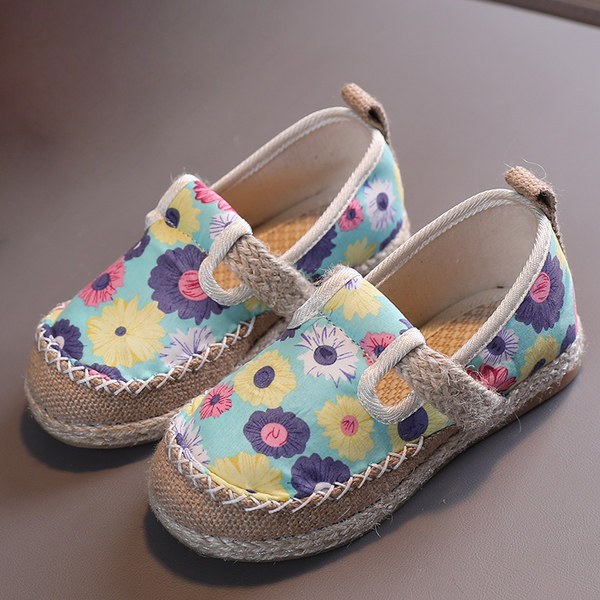 Lillemustriga lastejalatsid tüdrukutele