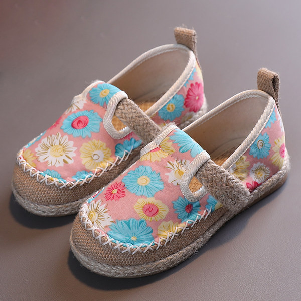 Lillemustriga lastejalatsid tüdrukutele