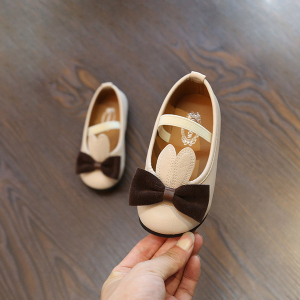 Uus mudel lastejalatsite tüüpi paela ja 3D elemendiga sussid