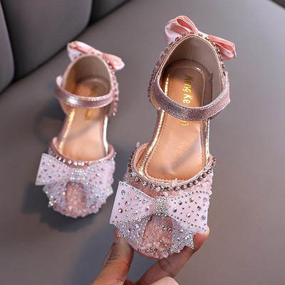 Laste stiilsed kingad, millel on teibi ja dekoratiivkividega paelkinnitus