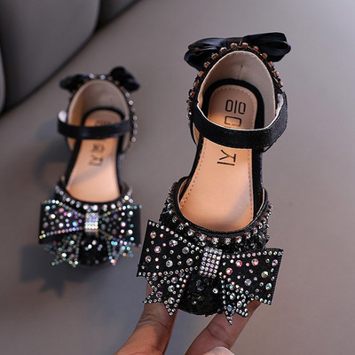 Laste stiilsed kingad, millel on teibi ja dekoratiivkividega paelkinnitus