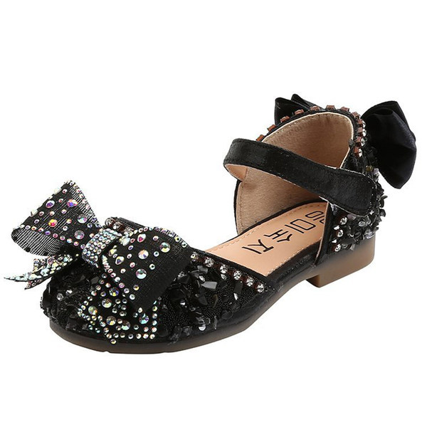 Laste stiilsed kingad, millel on teibi ja dekoratiivkividega paelkinnitus